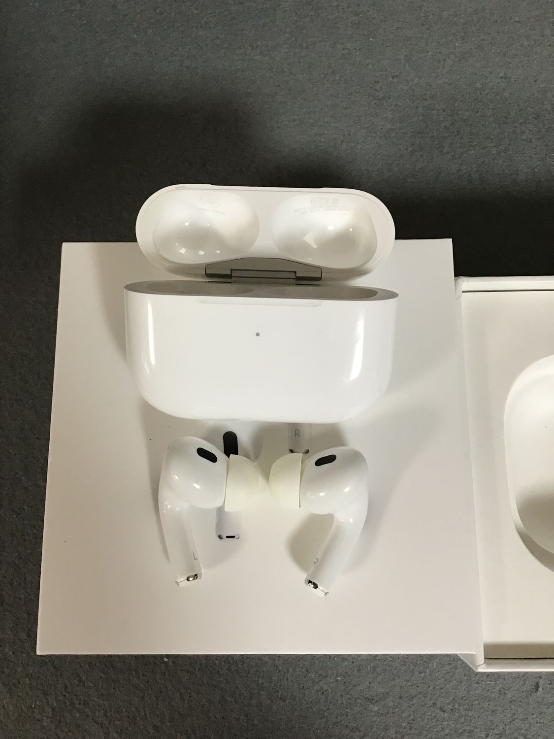 【美品】AirPods Pro 第2世代 Amazon.co.jp: 【整備済み品】 Apple AirPods Pro (第2世代