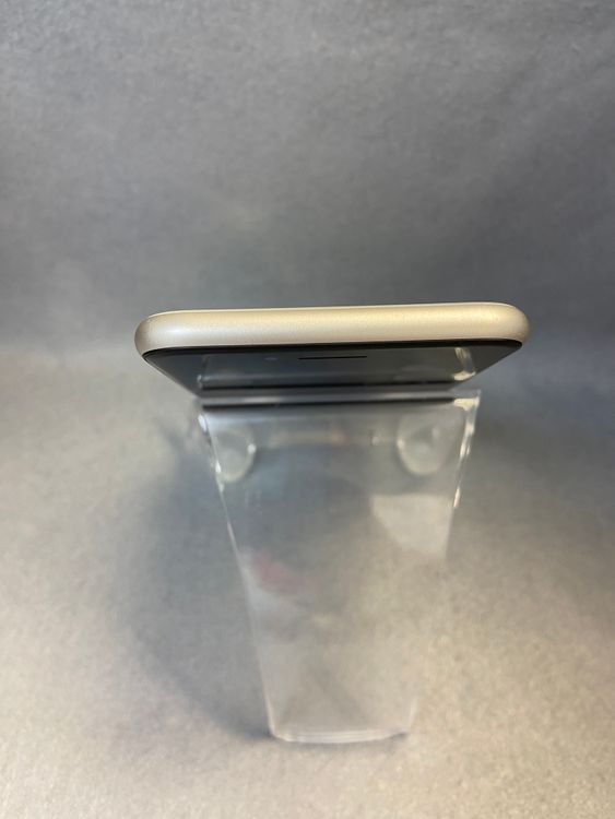 ���ʡ������ǡ�SIM�ե꡼��iPhoneSE ��3���塡64GB �������饤�ȿ�