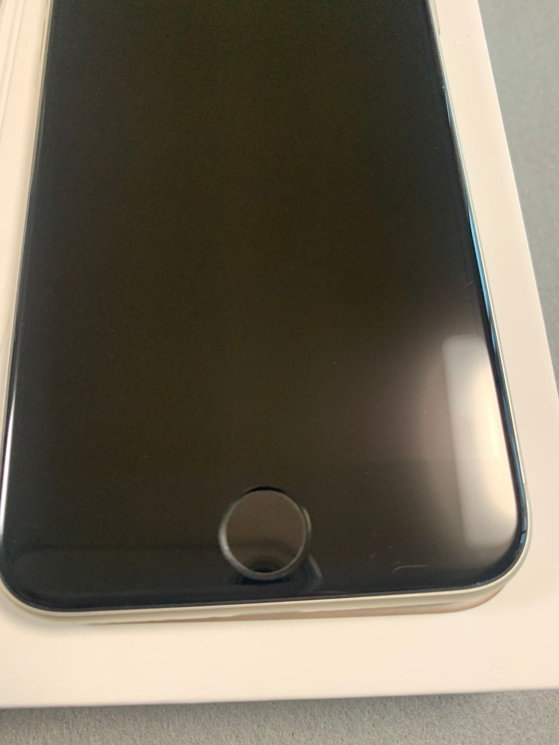 ムスビー｜ほぼ未使用 充電2回 国内版 simフリー iPhoneSE 第三世代 