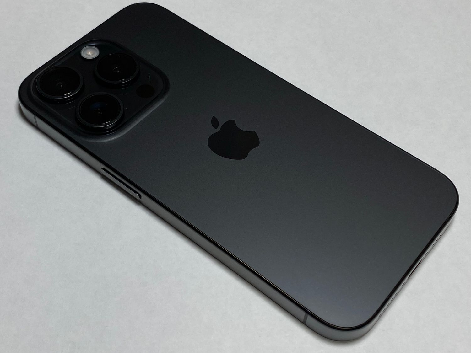 ムスビー｜【新品】iPhone 15 Pro 128GB ブラックチタニウム SIM 