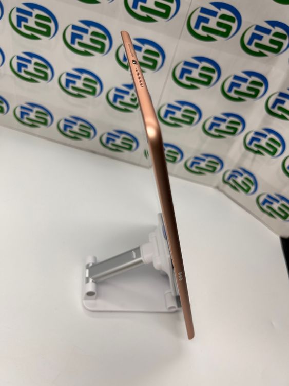 iPad ��8���� Wi-Fi 32GB ������� MYLC2J/A A2270 �Хåƥ꡼90%