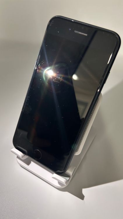 iPhone SE ��3���� 64GB �ߥåɥʥ��� C��� �Хåƥ꡼80%�ʾ�