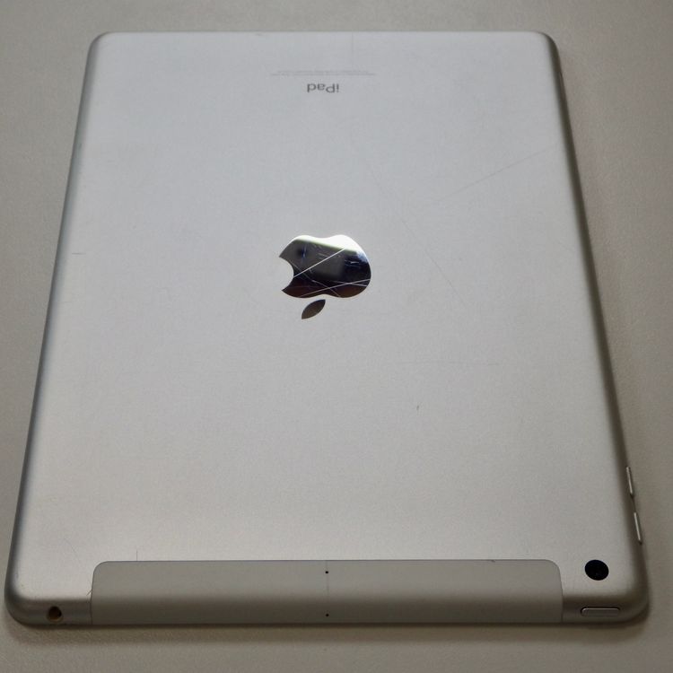 SIM�ե꡼ iPad(��5����) 128GB Wi-Fi+Cellular ����С� ����95%