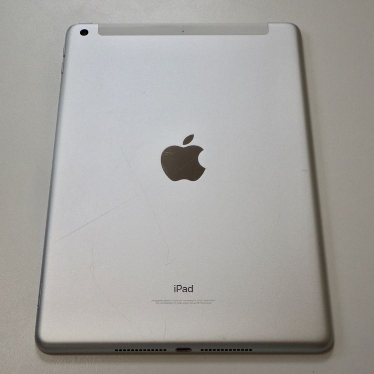 SIM�ե꡼ iPad(��5����) 128GB Wi-Fi+Cellular ����С� ����95%