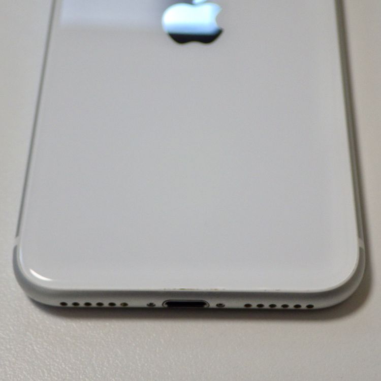 SIM�ե꡼ iPhone SE(�裲����) 64GB �ۥ磻�� ����80% ����̵��