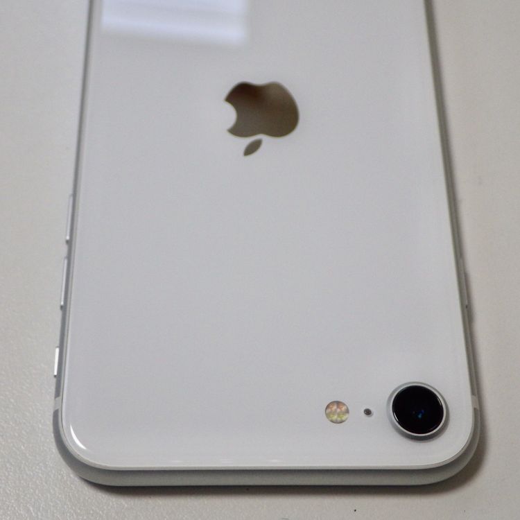 SIM�ե꡼ iPhone SE(�裲����) 64GB ����89% �ۥ磻�� ����̵��