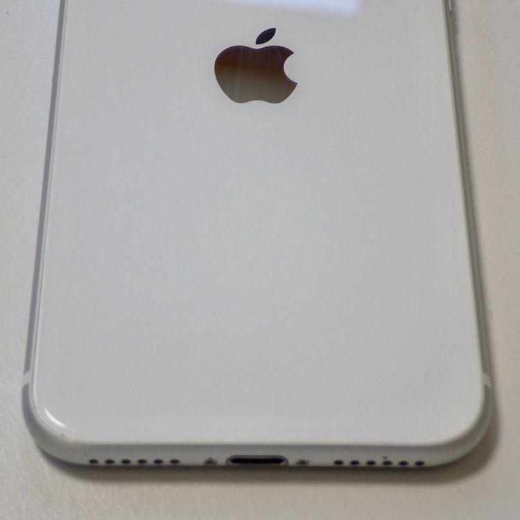 SIM�ե꡼ iPhone SE(�裲����) 64GB �ۥ磻�� 81% ����̵��