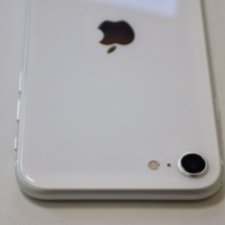 SIM�ե꡼ iPhone SE(�裲����) 64GB �ۥ磻�� ����79% ����̵��
