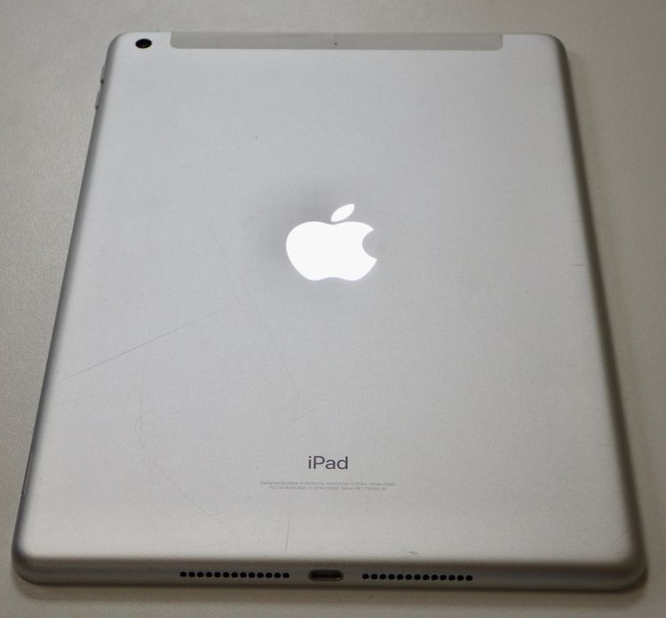 SIM�ե꡼ iPad(��5����) 128GB Wi-Fi+Cellular ����С� ����95%