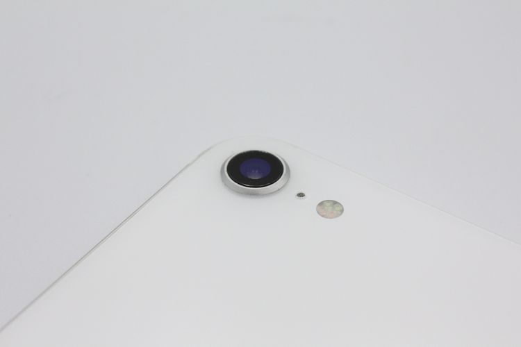 �������ò� ���� iPhoneSE ��2���� 64GB �ۥ磻�� SIM���å�����Ѥ�