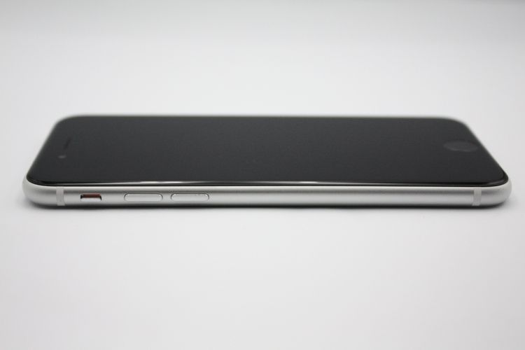 �������ò� ���� iPhoneSE ��2���� 64GB �ۥ磻�� SIM���å�����Ѥ�