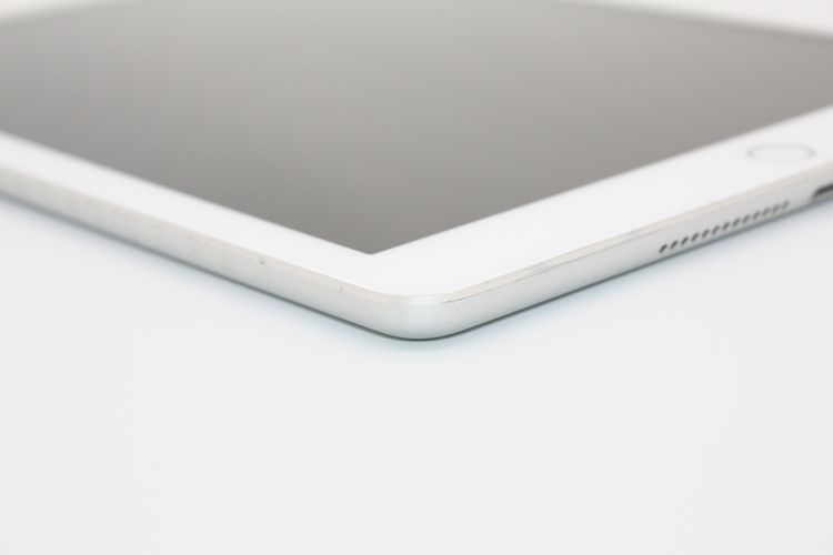 iPad��6���� 32GB Wi-Fi+Cellular ����С� SIM���å�����Ѥ� C���