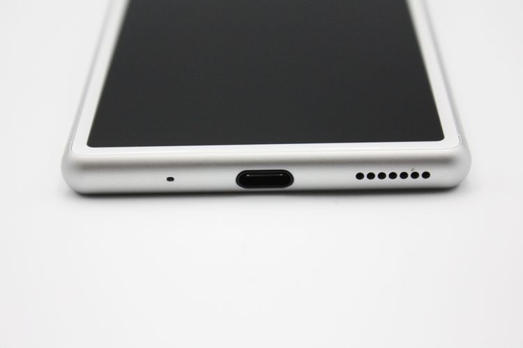 �������ò� Xperia8 SOV42 �ۥ磻�� SIM���å�����Ѥ� A���