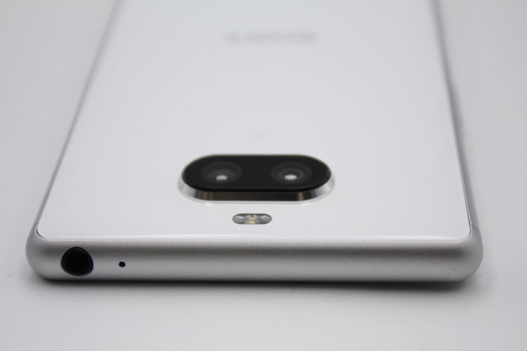 �������ò� Xperia8 SOV42 �ۥ磻�� SIM���å�����Ѥ� A���