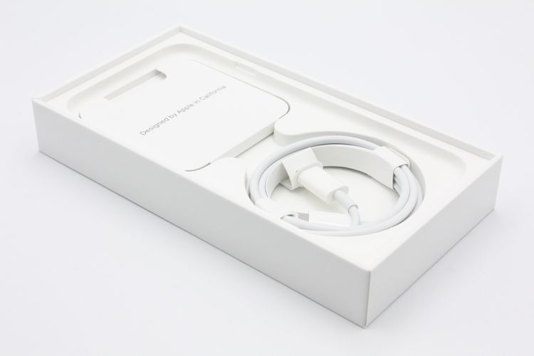 ����̤������ iPhoneSE ��2���� 64GB �ۥ磻�� SIM���å�����Ѥ� SS���