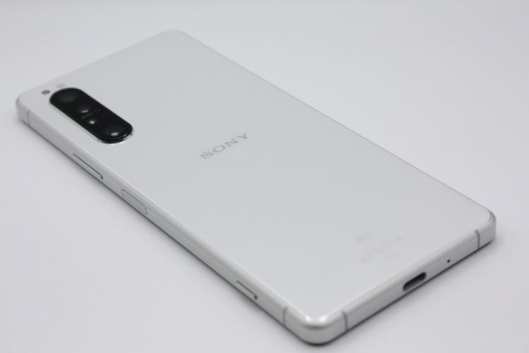 Xperia 1 II SOG01 �ۥ磻�� SIM���å�����Ѥ� B���