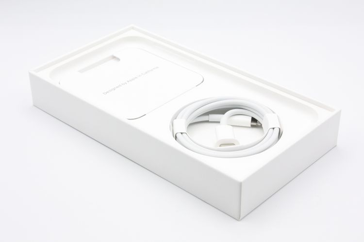 ����̤������ iPhone11 64GB SIM���å�����Ѥ� �֥�å� SS���