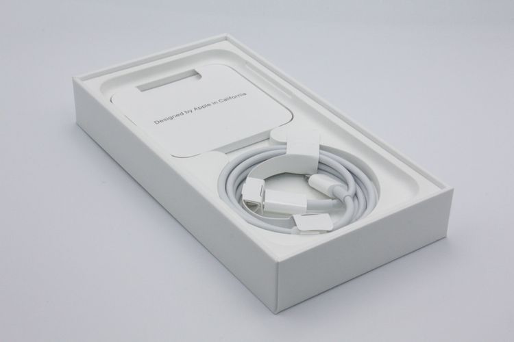 ���� ��°�ʴ��� iPhoneSE ��3���� 64GB SIM�ե꡼ �ߥåɥʥ��� A���