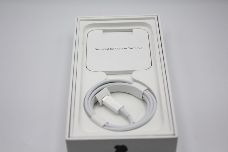 ����Ʊ���� �Хåƥ꡼�����ɹ�(100��) iPhoneSE ��3���� 64GB
