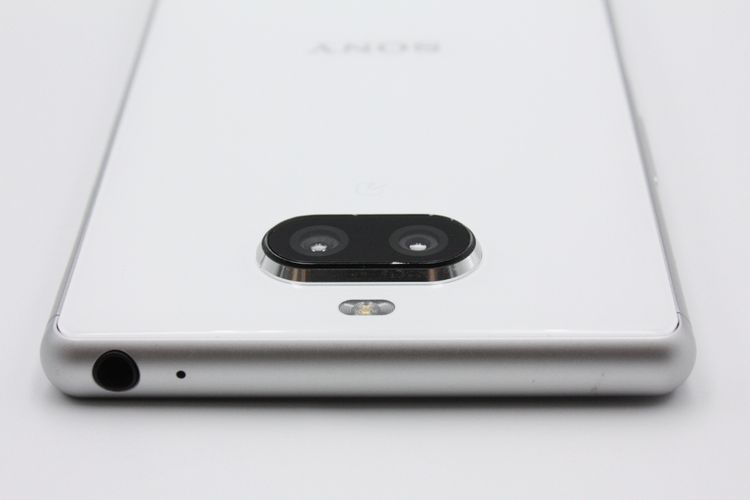 �������ò� Xperia8 SOV42 �ۥ磻�� SIM���å�����Ѥ� B���