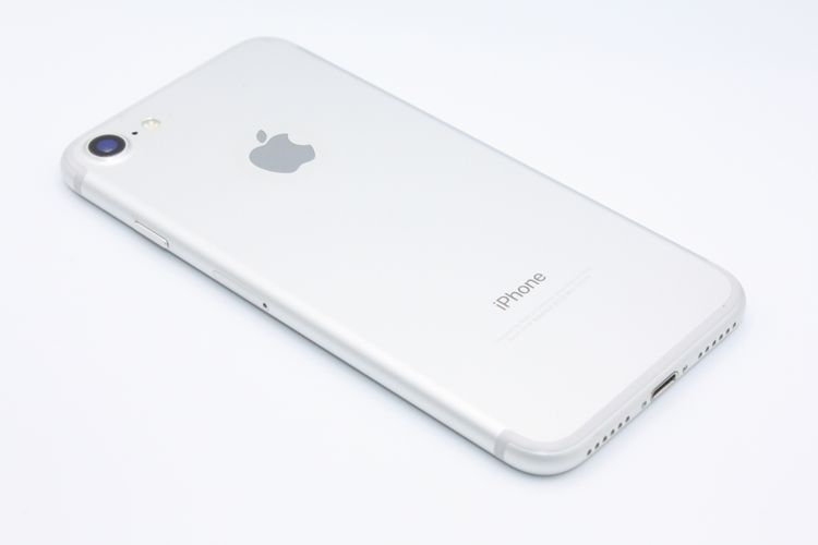 �Хåƥ꡼�����ɹ�(94��) iPhone7 32GB SIM���å�����Ѥ� ����С� B���