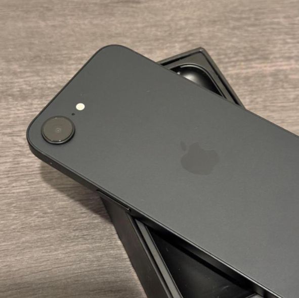 �ڥХåƥ꡼100��ۡ��ɹ���iPhone 16e��128GB��SIM�ե꡼