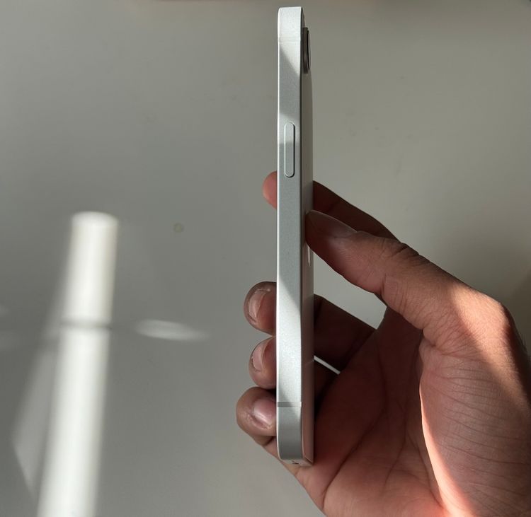 �ڥХåƥ꡼100��ۡڿ���Ʊ�͡�iPhone 16e��128GB��SIM�ե꡼