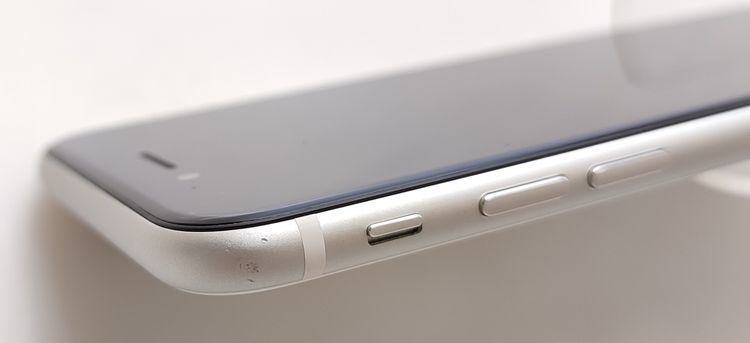 ������ʡ� iPhone SE2 64GB �ۥ磻�� SIM���å�����Ѥ� ��Ƚ�� 92%
