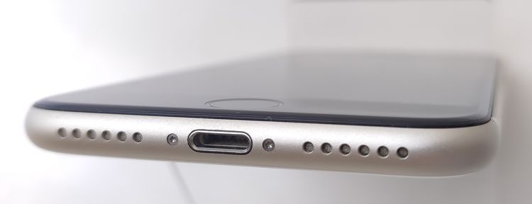 ��������ʡ� iPhone SE3 64GB �������饤�� SIM�ե꡼ ��Ƚ�� 83%