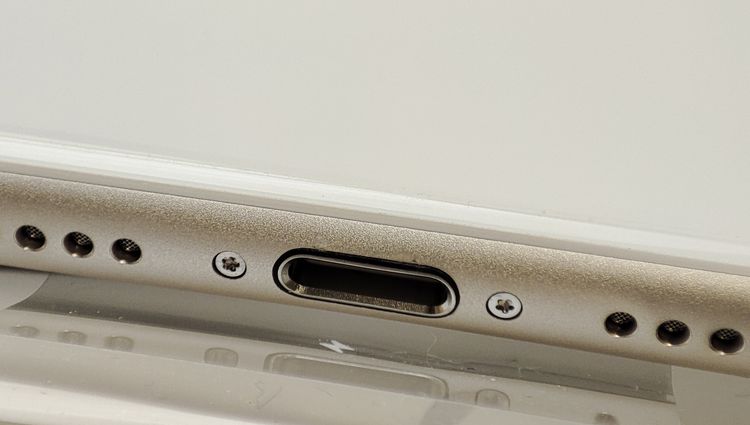 �ڿ���̤���ѡ� iPhone SE3 64GB �������饤�� SIM�ե꡼ ��Ƚ��