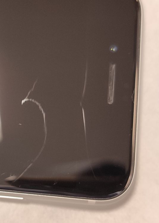 ������ʡ� iPhone SE2 64GB �ۥ磻�� ������SIM�ե꡼ �Хåƥ꡼90%