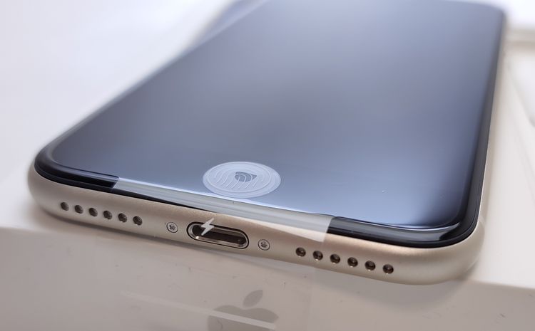 �ڿ���̤���ѡ� iPhone SE3 64GB �������饤�� SIM�ե꡼ ��Ƚ��ĺĤʤ�
