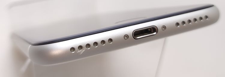 ������ʡ� iPhone SE2 64GB �ۥ磻�� SIM���å������ ��Ƚ�� 80%��������