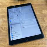 iPad(��8����) 32GB ���ڡ������졼 Wi-Fi��ǥ� ����̵��