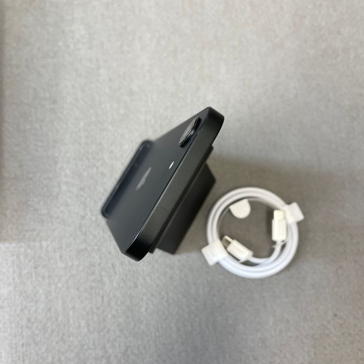 �Хåƥ꡼99% iPhone 16e 128GB �֥�å� Apple�� SIM�ե꡼����̵