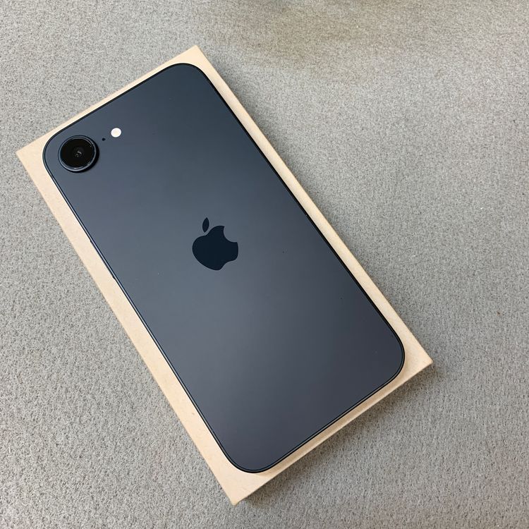�Хåƥ꡼95% iPhone 16e 128GB �֥�å� Apple�� SIM�ե꡼����̵��