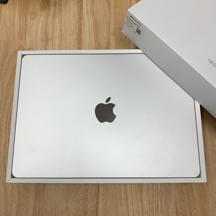MacBook Air 13.6インチ M2チップ 256GB シルバー 送料無料 CGF6M