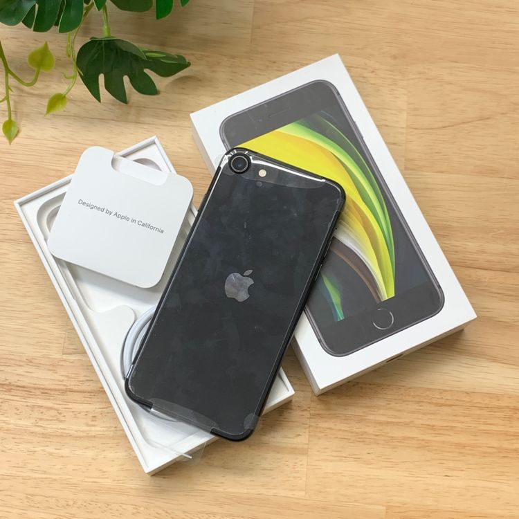���ʡ�̤���� iPhone SE�裲���� 64GB �֥�å� Au�� SIM�ե꡼