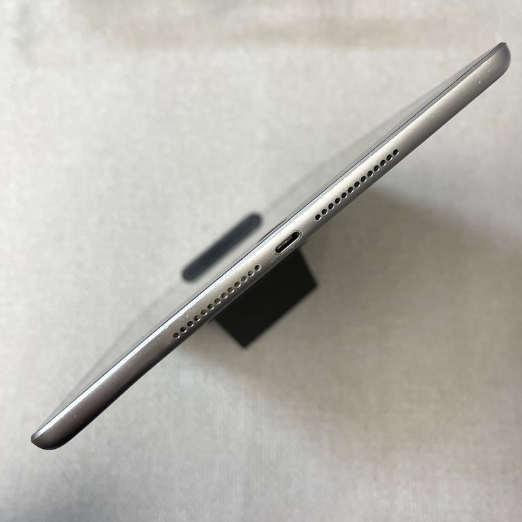 iPad ��6���� 32GB ���ڡ������쥤 Wi-Fi + Cellular��ǥ� ����̵��