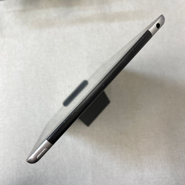 iPad ��6���� 32GB ���ڡ������쥤 Wi-Fi + Cellular��ǥ� ����̵��