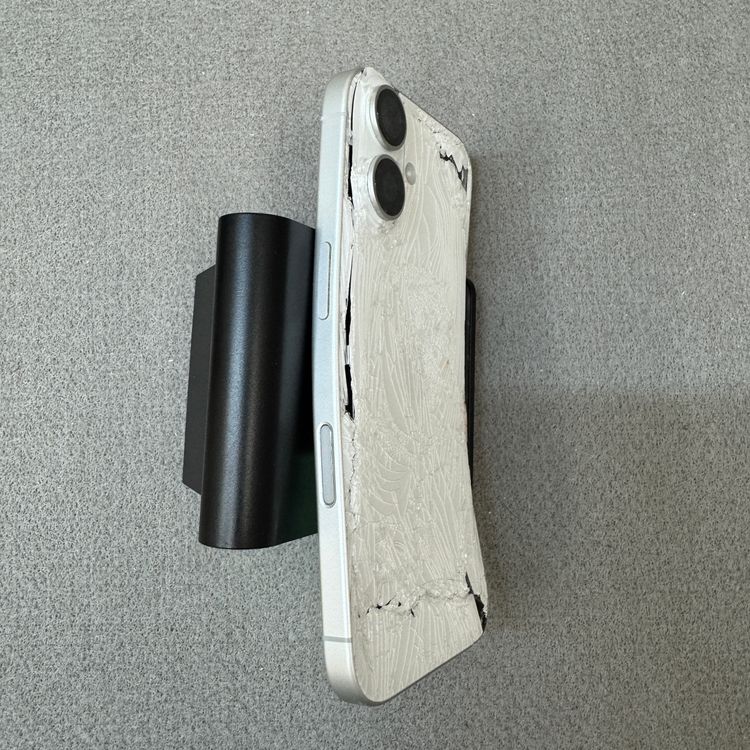 ����� iPhone 16  �ۥ磻�� ����̵��