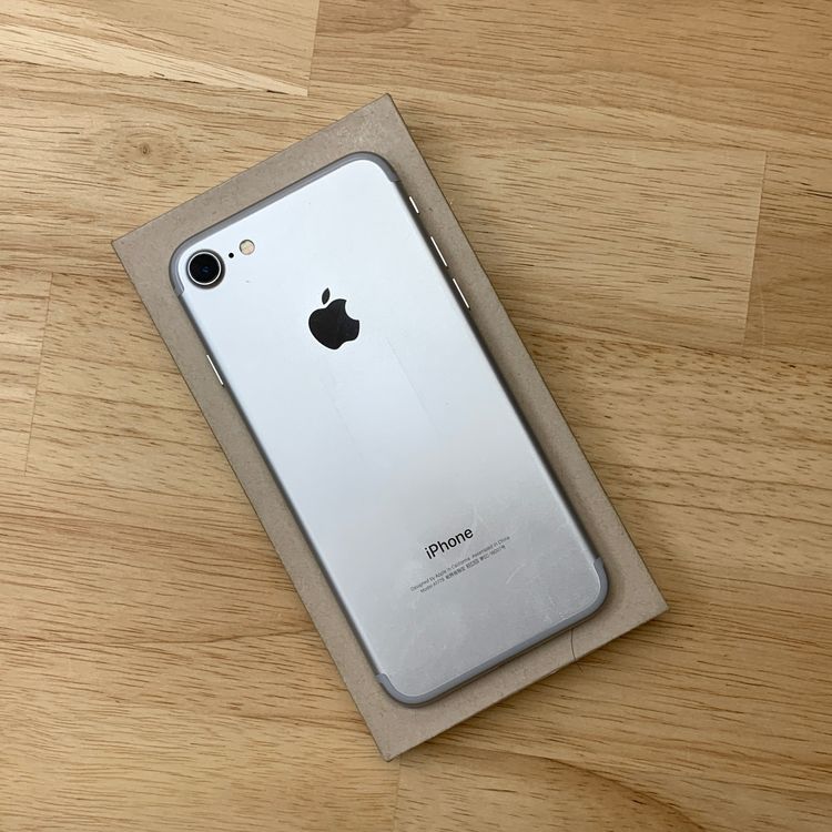 �Хåƥ꡼ 94% iPhone 7 32GB ����С������� SIM�ե꡼����̵��