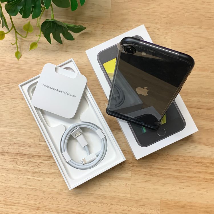 ���ʡ�̤���� iPhone SE�裲���� 64GB �֥�å� Au�� SIM�ե꡼