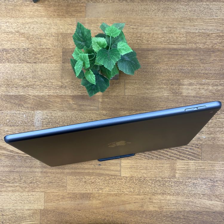 iPad(��8����) 32GB ���ڡ������졼 Wi-Fi��ǥ� ����̵��