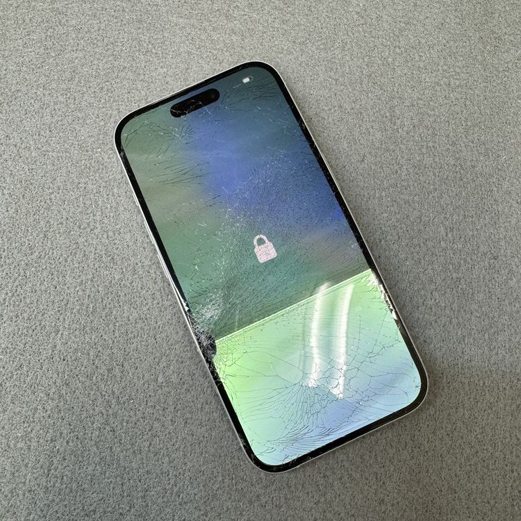����� iPhone 16  �ۥ磻�� ����̵��