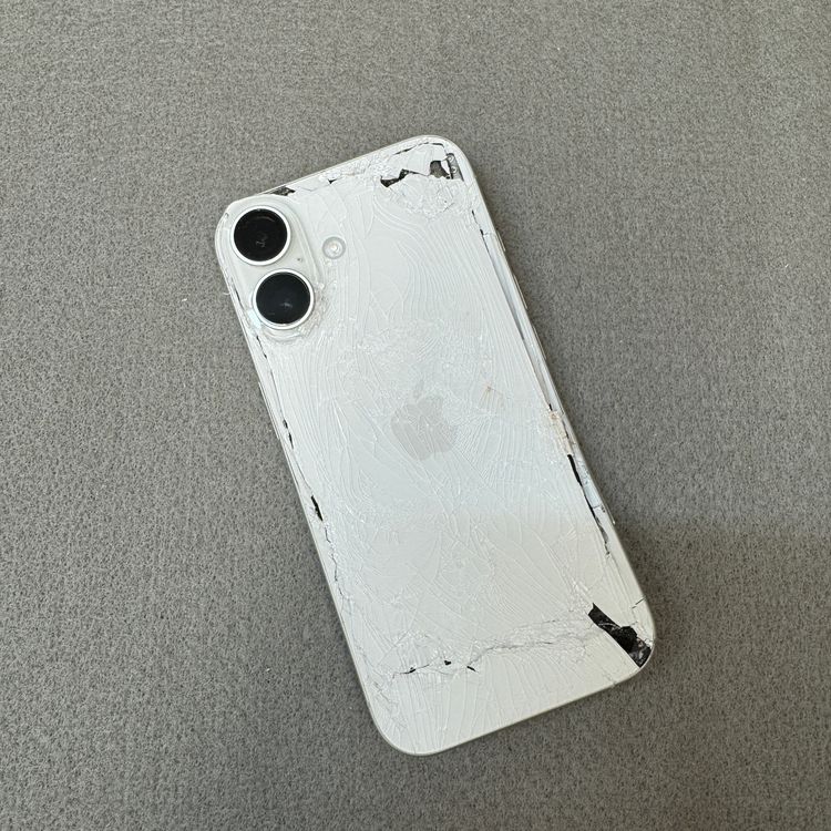 ����� iPhone 16  �ۥ磻�� ����̵��