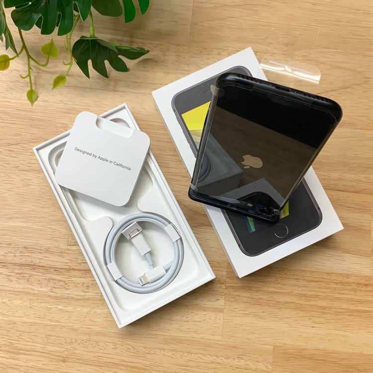 ���ʡ�̤���� iPhone SE�裲���� 64GB �֥�å� Au�� SIM�ե꡼