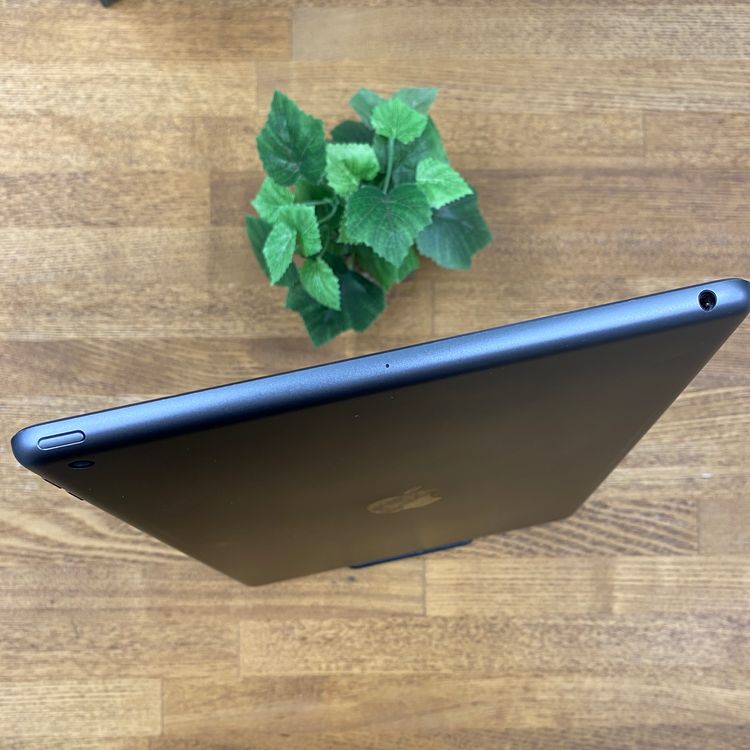 iPad(��8����) 32GB ���ڡ������졼 Wi-Fi��ǥ� ����̵��