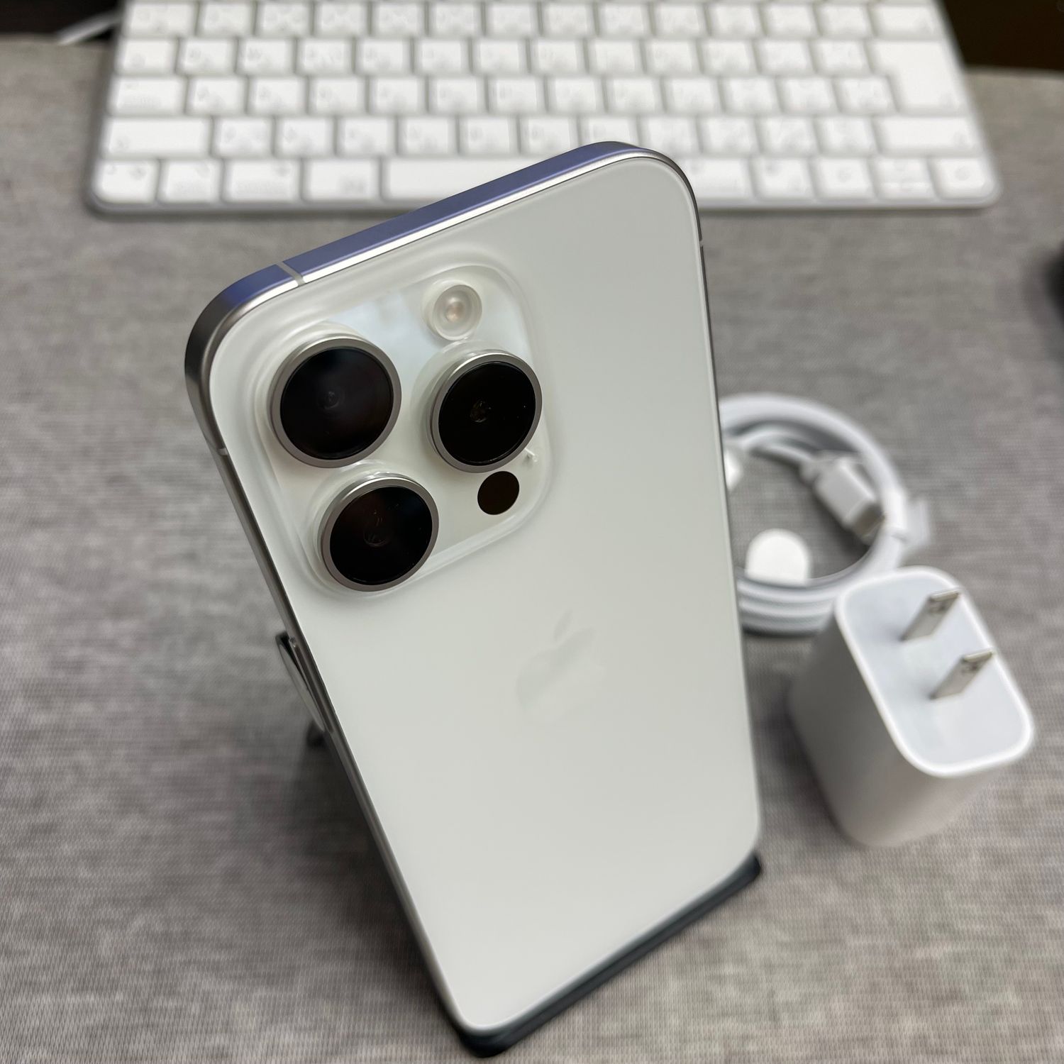 Amazon | 【整備済み品】 Apple iPhone 15 Pro 256GB ホワイト