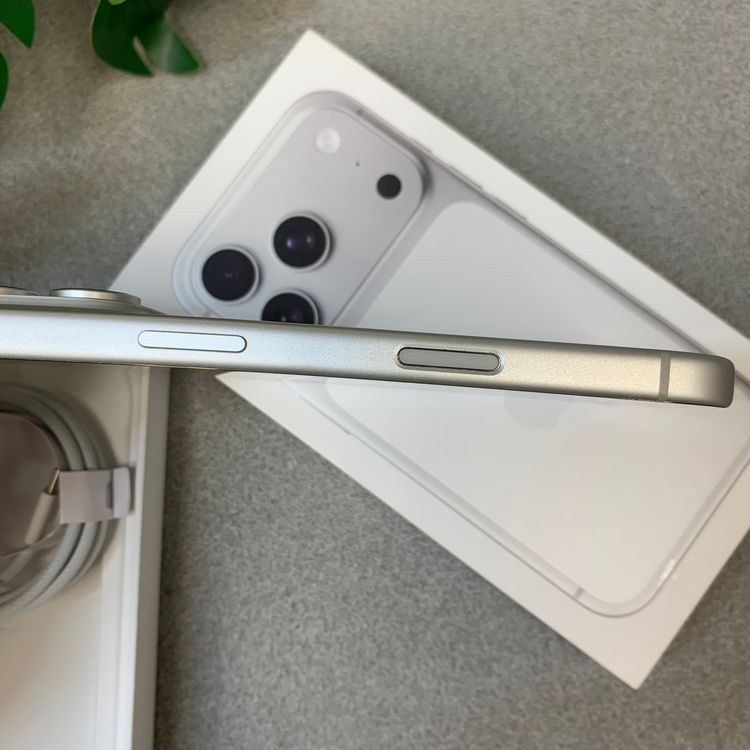 �Хåƥ꡼100% iPhone 17Pro 256GB ����С�Apple�� SIM�ե꡼